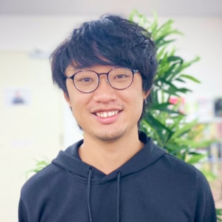 パソコンに向かう正面を向いた女性